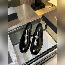 Prada普拉達高端男士熱賣精品休閑皮鞋，進口牛皮革樂福鞋将工緻元素與摩登魅力融