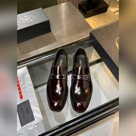 Prada普拉達高端男士熱賣精品休閑皮鞋，進口牛皮革樂福鞋将工緻元素與摩登魅力融