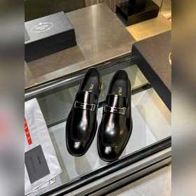 Prada普拉達高端男士熱賣精品休閑皮鞋，進口牛皮革樂福鞋将工緻元素與摩登魅力融