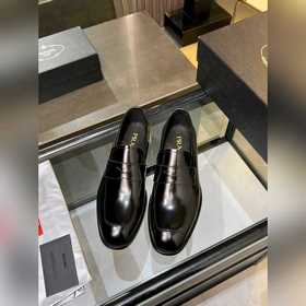 Prada普拉達高端男士熱賣精品休閑皮鞋，進口牛皮革樂福鞋将工緻元素與摩登魅力融