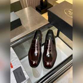 Prada普拉達高端男士熱賣精品休閑皮鞋，進口牛皮革樂福鞋将工緻元素與摩登魅力融