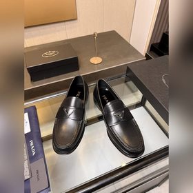 Prada普拉達高端男士熱賣精品休閑皮鞋，進口牛皮革樂福鞋将工緻元素與摩登魅力融