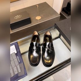 Prada普拉達高端男士熱賣精品休閑皮鞋，進口開邊珠牛皮亮面皮革樂福鞋将工緻元素