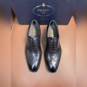Prada，普拉達經典真皮大底正裝休閑皮鞋，鞋面采用進口牛皮打造，皮質紋理細膩，