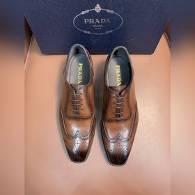 Prada，普拉達經典真皮大底正裝休閑皮鞋，鞋面采用進口牛皮打造，皮質紋理細膩，