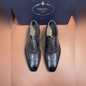 Prada，普拉達經典真皮大底正裝休閑皮鞋，鞋面采用進口牛皮打造，皮質紋理細膩，