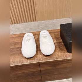 PRADA 普拉達秋冬新款毛毛鞋包頭拖 簡約舒适又百搭 皮毛一體材質 羊皮内裡