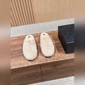 PRADA 普拉達秋冬新款毛毛鞋包頭拖 簡約舒适又百搭 皮毛一體材質 羊皮内裡