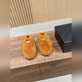 PRADA 普拉達秋冬新款毛毛鞋包頭拖 簡約舒适又百搭 皮毛一體材質 羊皮内裡