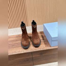 PRADA 普拉達經典款三角标煙管靴 切爾西裸靴 這兩年三角标系列産品可謂是風