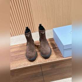 PRADA 普拉達經典款三角标煙管靴 切爾西裸靴 這兩年三角标系列産品可謂是風