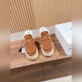 PRADA 2026，ss 普拉達冬季最新爆款毛靴毛拖系列 麂皮三角标增高顯腿長