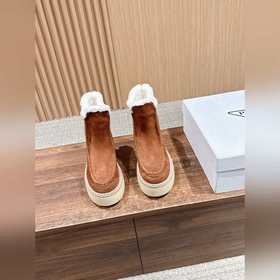 PRADA 2026，ss 普拉達冬季最新爆款毛靴毛拖系列 麂皮三角标增高顯腿長