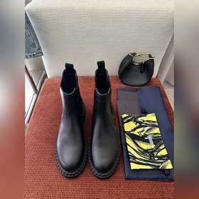 PRADA秋冬新品皮革切爾西短靴 原版購入代購級别 -黑色 材質與工藝： 原版牛