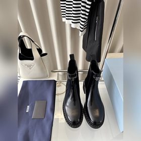 PRADA 秋冬新品三角徽标松緊帶短靴 原版購入代購級别 材質與工藝： 原版牛皮