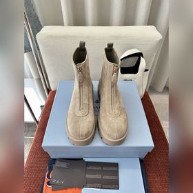 PRADA 25ss新款三角标麂皮厚底短靴 原版購入代購級别 材質與工藝： 原