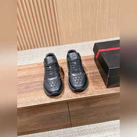 PRADA 普拉達新款男士厚底皮拼布運動休閑鞋 這款皮革運動鞋采用小牛皮拼接科技