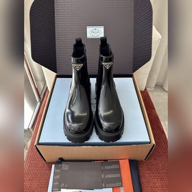 PRADA 25ss新款亮面皮革短靴 原版購入代購級别 材質與工藝： 原版亮面