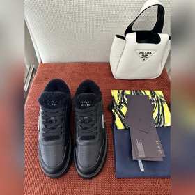 PRADA 三角标皮革羊羔毛運動鞋 原版購入代購級别 -黑色 材質與工藝： 原版