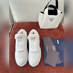 PRADA 三角标皮革羊羔毛運動鞋 原版購入代購級别 -白色 材質與工藝： 原版