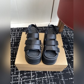 代購級 UGG 25ss 夏季新款厚底小網紅涼鞋，這絕對是矮個女生的福利 配刺