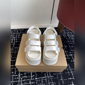 代購級 UGG 25ss 夏季新款厚底小網紅涼鞋，這絕對是矮個女生的福利 配刺