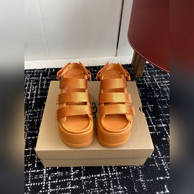代購級 UGG 25ss 夏季新款厚底小網紅涼鞋，這絕對是矮個女生的福利 配刺