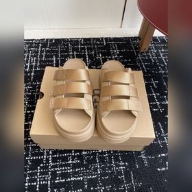 代購級 UGG 25ss 厚底 拖鞋 可調節鞋面束帶，設計方便穿脫雙層高密度泡棉