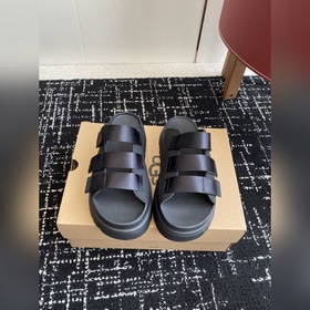 代購級 UGG 25ss 厚底 拖鞋 可調節鞋面束帶，設計方便穿脫雙層高密度泡棉