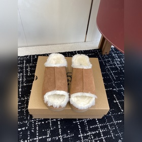 代購級 新款UGG毛拖淺卡其+駝色兩版，把松弛感焊在jio上 麂皮面+羊皮毛一