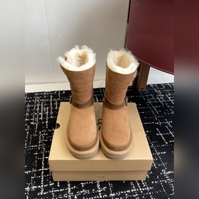 代購級 UGG 25ss 秋冬保暖帶扣中筒雪地靴 鞋面采用翻毛皮材質，内裡填充