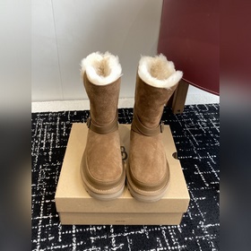 代購級 UGG 25ss 秋冬保暖帶扣中筒雪地靴 鞋面采用翻毛皮材質，内裡填充