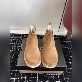 UGG 的都知道，核心靈魂在皮毛 情侶款雪地靴 這雙直接用上隆豐 BY 級别高密