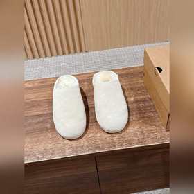 UGG 油叽叽新款淺口休閑一腳蹬懶人鞋 鞋面采用反絨皮材質，質感細膩且有一定耐