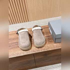 UGG 油叽叽新款羊毛穆勒鞋 作為UGG的産品，延續了品牌在毛絨鞋類領域的高品