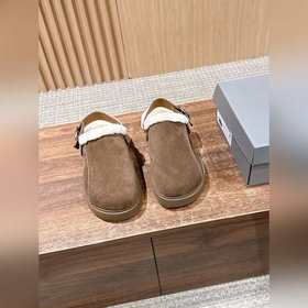 UGG 油叽叽新款羊毛穆勒鞋 作為UGG的産品，延續了品牌在毛絨鞋類領域的高品