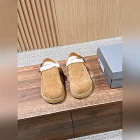 UGG 油叽叽新款羊毛穆勒鞋 作為UGG的産品，延續了品牌在毛絨鞋類領域的高品