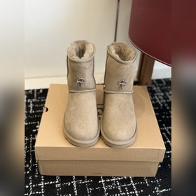 UGG x克羅心 25ss 情侶款 秋冬保暖帶扣中筒雪地靴 鞋面采用翻毛皮材質