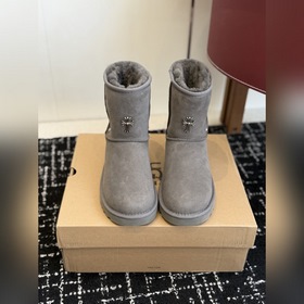 UGG x克羅心 25ss 情侶款 秋冬保暖帶扣中筒雪地靴 鞋面采用翻毛皮材質