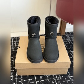 UGG x克羅心 25ss 情侶款 秋冬保暖帶扣中筒雪地靴 鞋面采用翻毛皮材質