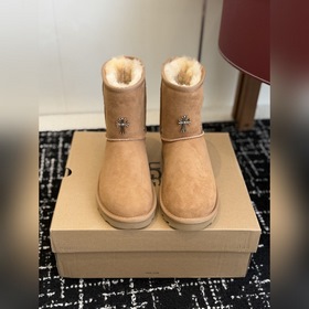 UGG x克羅心 25ss 情侶款 秋冬保暖帶扣中筒雪地靴 鞋面采用翻毛皮材質