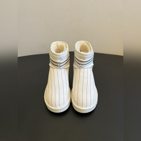 頂級品質 Ugg聯名款系列雪地靴短靴 以UGG經典短靴為基礎，融入不同品牌的标