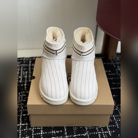 UGG 聯名 FILA 25ss 秋冬保暖帶 雪地靴 鞋面采用翻毛皮材質，内裡