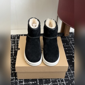 UGG 聯名 匡威 25ss 秋冬保暖帶 雪地靴 鞋面采用翻毛皮材質，内裡填充