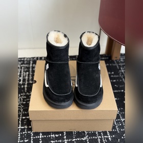 UGG 聯名 Vans 萬斯25ss 秋冬保暖帶 雪地靴 鞋面采用翻毛皮材質，
