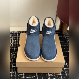 UGG 聯名 Nike 25ss 秋冬保暖帶 雪地靴 鞋面采用翻毛皮材質，内裡