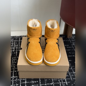 UGG 聯名 Tiger 25ss 秋冬保暖帶 雪地靴 鞋面采用翻毛皮材質，内