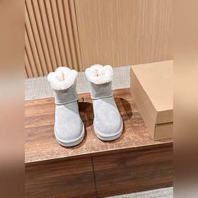 UGG 油叽叽秋冬新款棉鞋雪地靴棉鞋作為的領軍品牌，這雙新款同樣延續了其一貫的舒