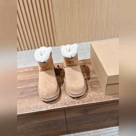 UGG 油叽叽秋冬新款棉鞋雪地靴棉鞋作為的領軍品牌，這雙新款同樣延續了其一貫的舒