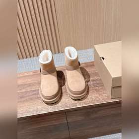 UGG 油叽叽蓓琳娜搭扣短筒靴系列重磅來襲 從材質到版型全是頂配，秋冬氛圍感直